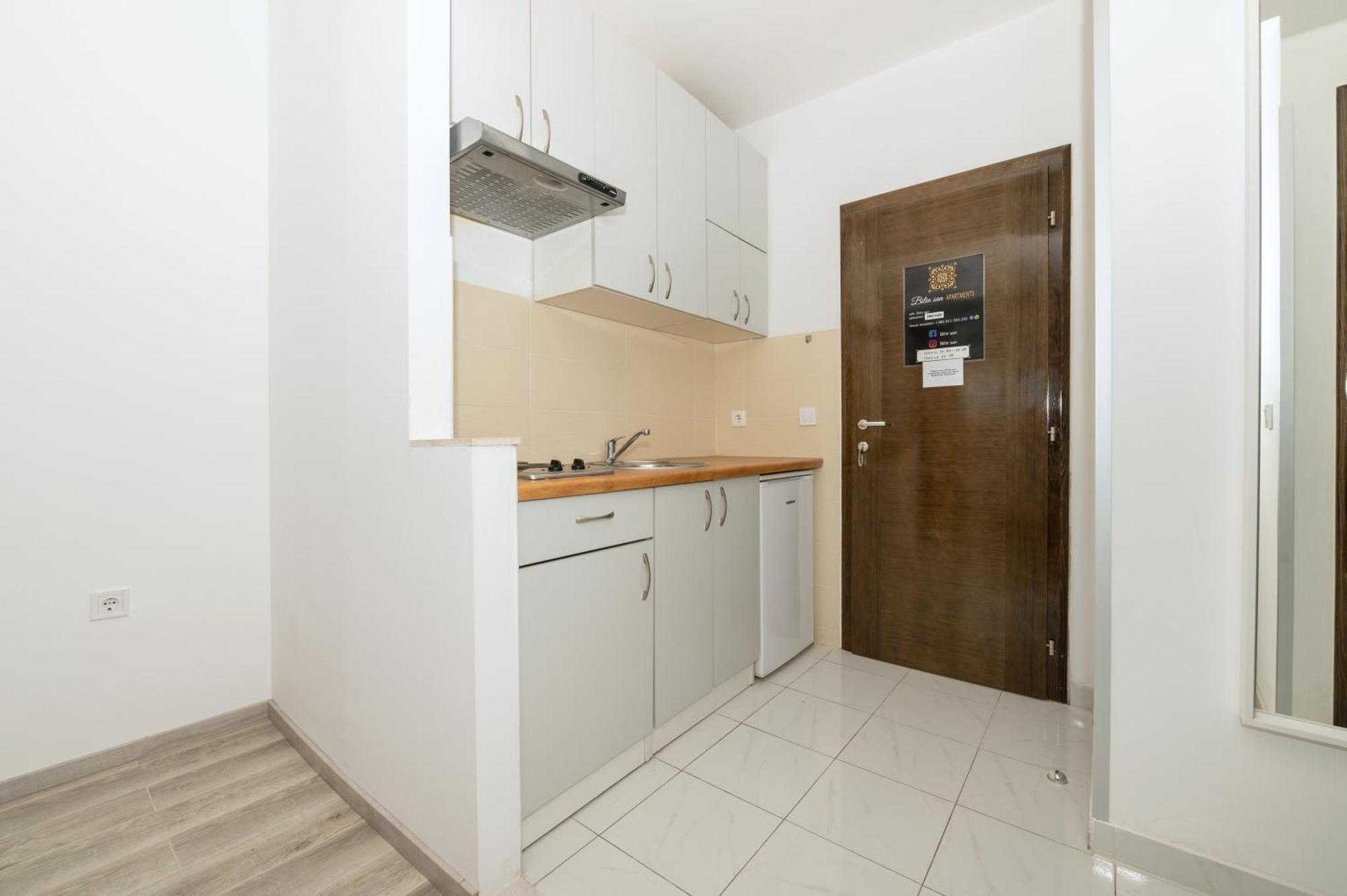 Bilin San Apartman Baška Voda Szoba fotó